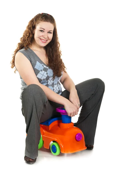 Jonge gelukkig mooie vrouw spelen speelgoed. — Stockfoto