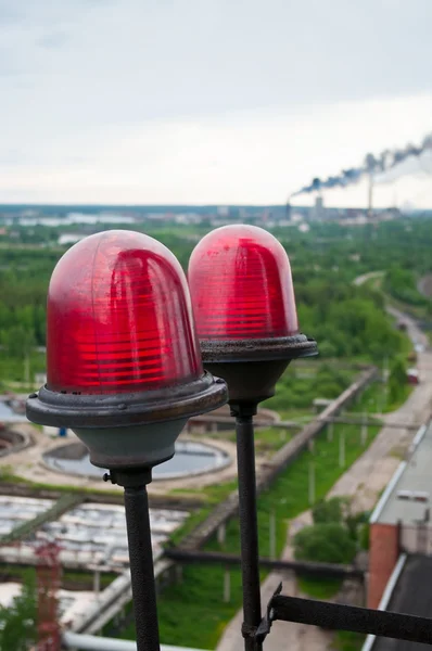 Twee signaal rode lamp op hoogte op grote sedimentatie IJszee. water recycling, afwikkeling, zuivering in de tank door biologische organismen op het waterzuiveringsstation. — Stockfoto