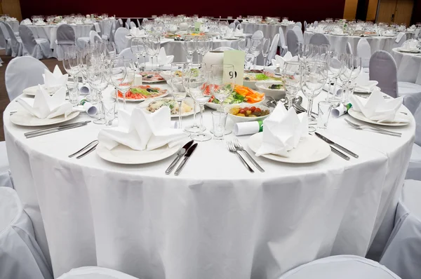 Matrimonio bianco luogo di ricevimento pronto per gli ospiti . — Foto Stock