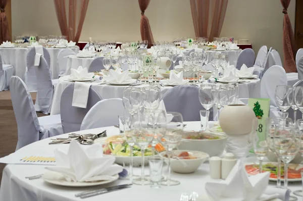 Beyaz düğün Resepsiyon yer misafirler için hazır. — Stok fotoğraf