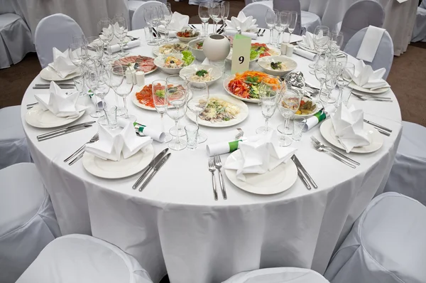 Bröllop vit mottagning plats redo för gäster. — Stockfoto