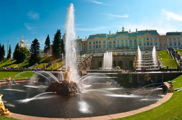 宮殿、噴水および聖ピートでペテルゴフ壮大な宮殿の庭園 — ストック写真