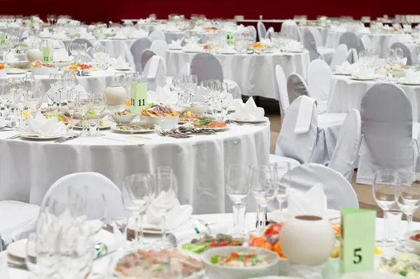 Hivatalos vacsora szolgáltatás mint egy esküvőn, különterem — Stock Fotó