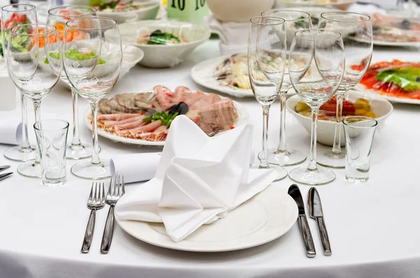 Table appointments for dinner in restaurant — Stock Photo, Image