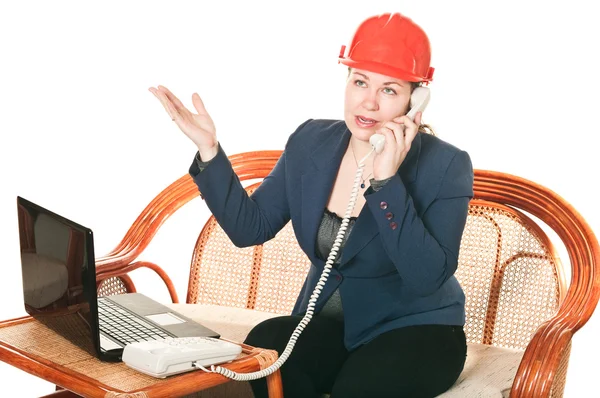 Femme dans un casque rouge avec l'ordinateur portable — Photo