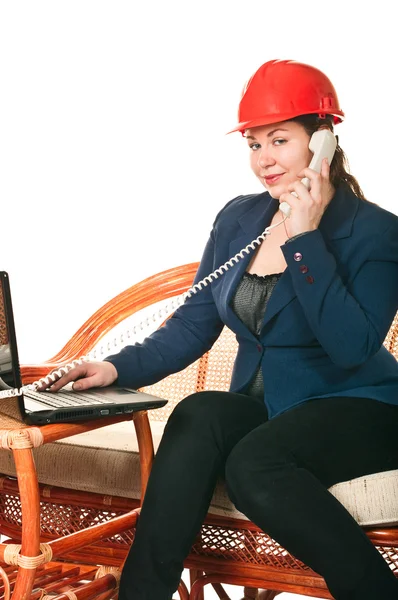 Femme dans un casque rouge avec l'ordinateur portable — Photo