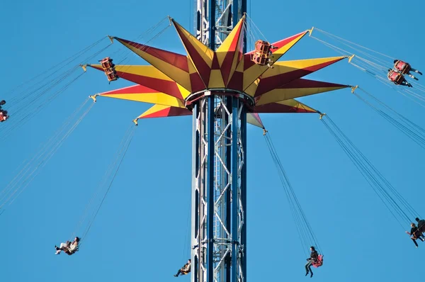 Actie foto van carousel op blauwe hemel — Stockfoto