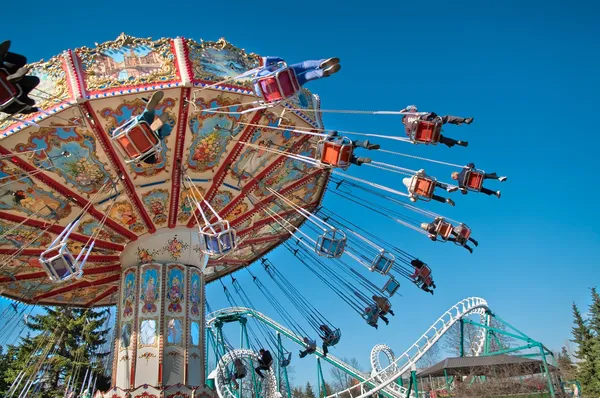 Photo d'action du carrousel sur ciel bleu Photo De Stock