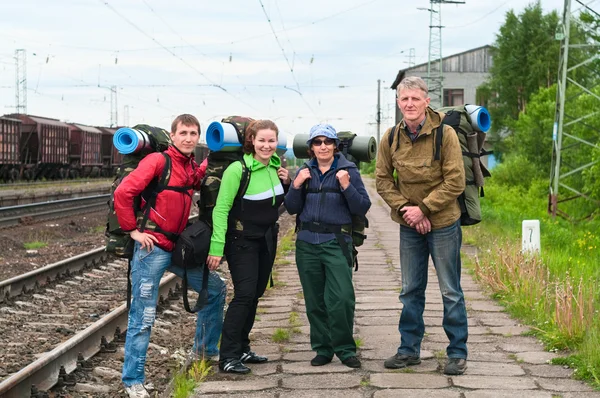 기차를 기다리는 기차역에 여행자의 그룹. — 스톡 사진