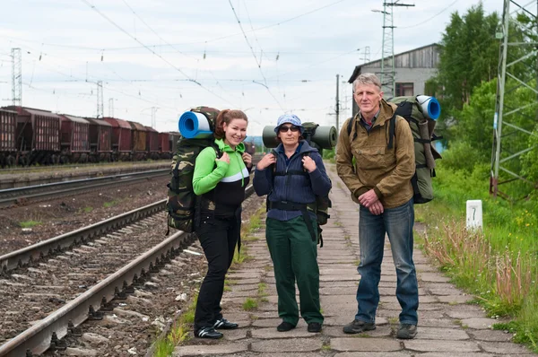 Group of travelers on railway station waiting a train. Mountaineering with — Stock Photo, Image