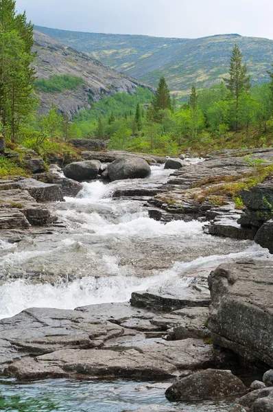 Vattenfall kaskad i khibins berg, Ryssland — Stockfoto
