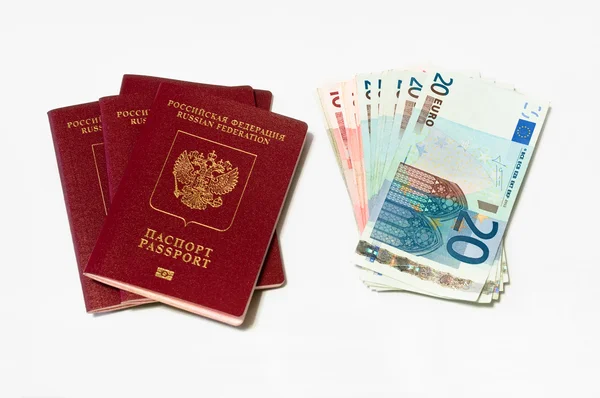 赤のパスポートと白ユーロ現金小さな紙幣の山 — ストック写真