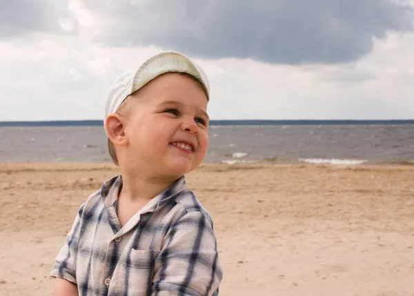Usměvavý chlapec na pláži — Stock fotografie