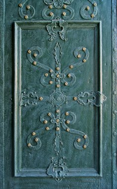 eski tarz süslü metal kapı
