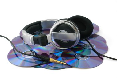 Beyaz arka planda cd diskler üzerinde kulaklık