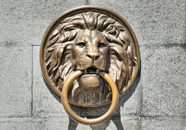 Bronze lion bas-relief with ring — Stock Photo, Image
