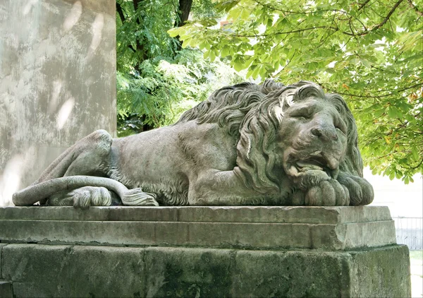 Uyuyan aslanı heykel
