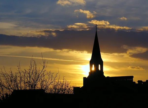 日没のルーテル教会のシルエット — ストック写真