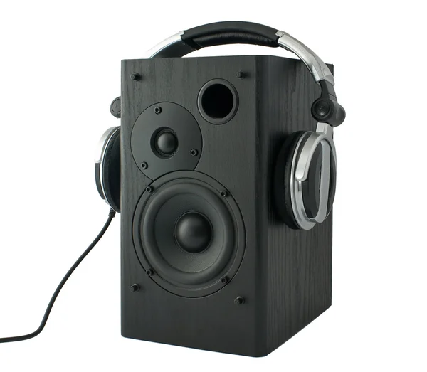 Kopfhörer auf schwarzem Holzlautsprecher auf weißem Hintergrund — Stockfoto