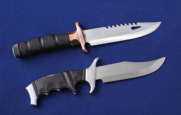 Duas facas isoladas em fundo azul — Fotografia de Stock