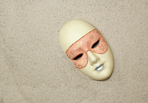 Keramiska mask på sanden — Stockfoto