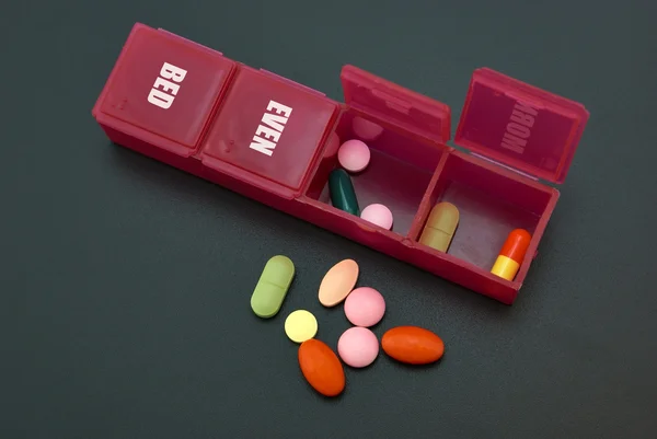 Medicina a cucc. tabletták napi adagolás doboz — Stock Fotó