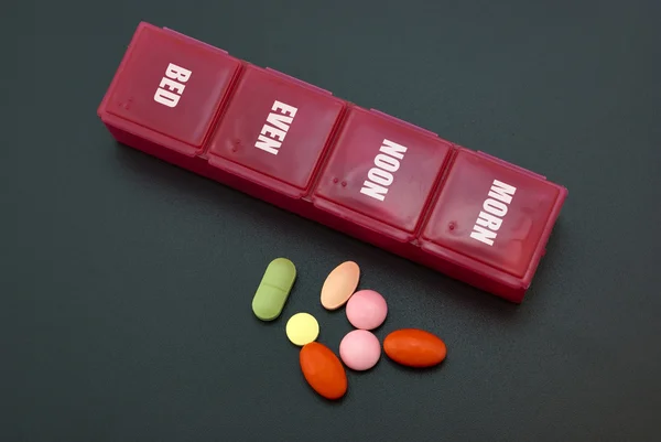 Coisas de Medecine. Comprimidos com caixa de dosagem do dia — Fotografia de Stock