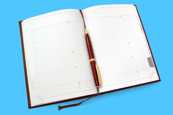 Otwarte codziennie, notebook z długopis na białym tle cyjan — Zdjęcie stockowe