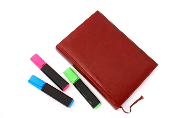 Cuaderno con tres marcadores de texto aislados sobre fondo blanco —  Fotos de Stock