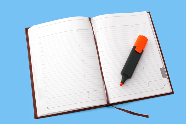 Cuaderno abierto con marcador de texto naranja aislado sobre fondo blanco —  Fotos de Stock