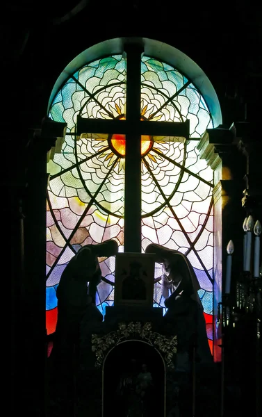 Glasfenster der katholischen Kirche — Stockfoto