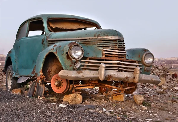 Vecchia auto arrugginita — Foto Stock