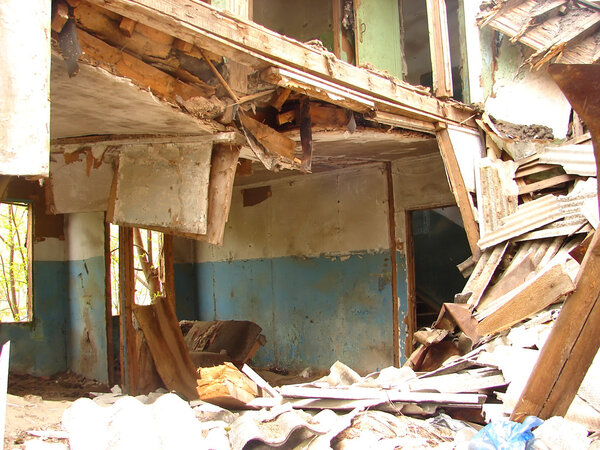 Старый разрушенный дом
