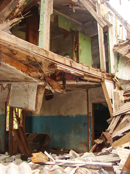 Старый разрушенный дом
