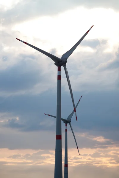 Turbina eólica com nuvens no fundo — Fotografia de Stock