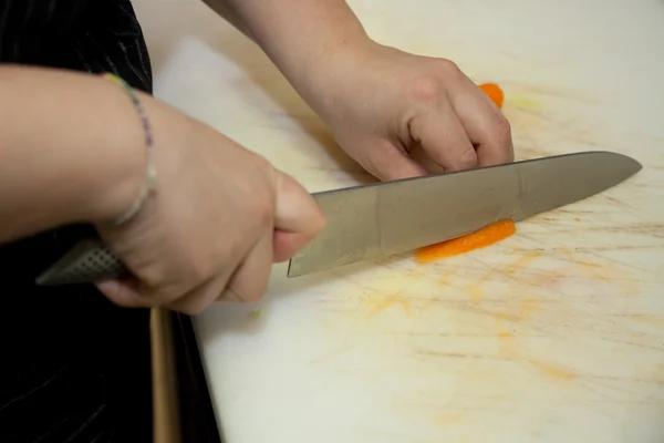 Peler et hacher une carotte — Photo