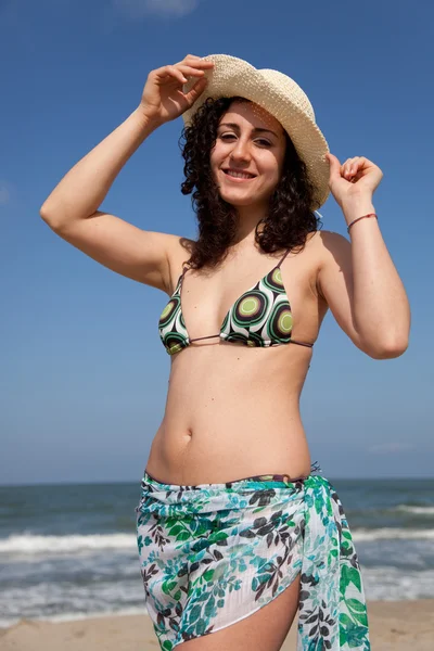 Mladá žena na sobě plavky v mořích — Stock fotografie