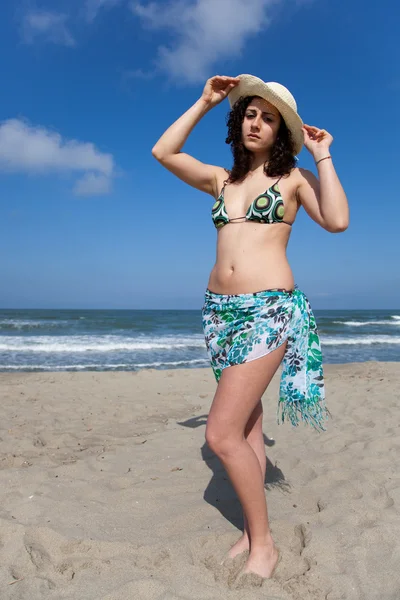 海で水着を着た若い女性 — ストック写真