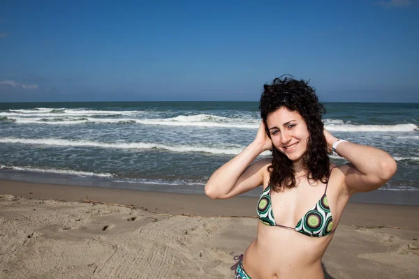 Młoda kobieta ubrana w strój kąpielowy w morzu — Zdjęcie stockowe