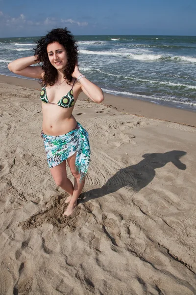 Jonge vrouw draagt zwembroek op de zeeën — Stockfoto