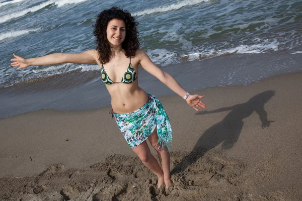 Giovane donna in costume da bagno al mare — Foto Stock