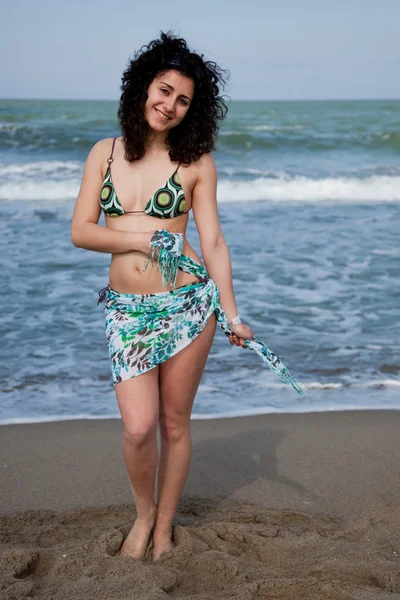 Ung kvinna som bär baddräkt på haven — Stockfoto