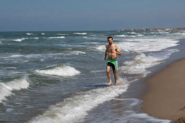 Kumsalda oynarken adam — Stok fotoğraf