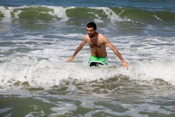 Mężczyzna gra na plaży — Zdjęcie stockowe