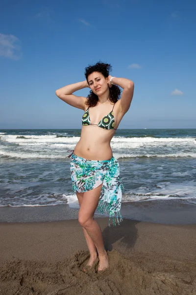 Giovane donna in costume da bagno al mare — Foto Stock