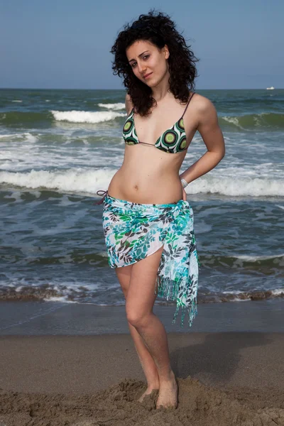 Jeune femme en maillot de bain sur les mers — Photo