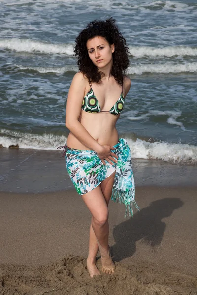 Mujer joven con traje de baño en los mares —  Fotos de Stock