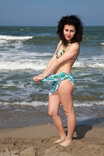 Jonge vrouw draagt zwembroek op de zeeën — Stockfoto