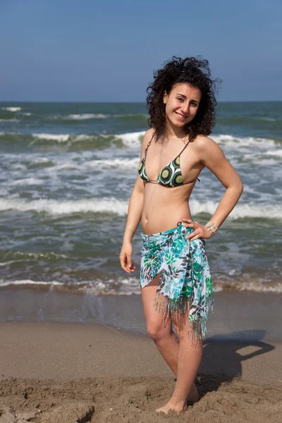 海で水着を着た若い女性 — ストック写真