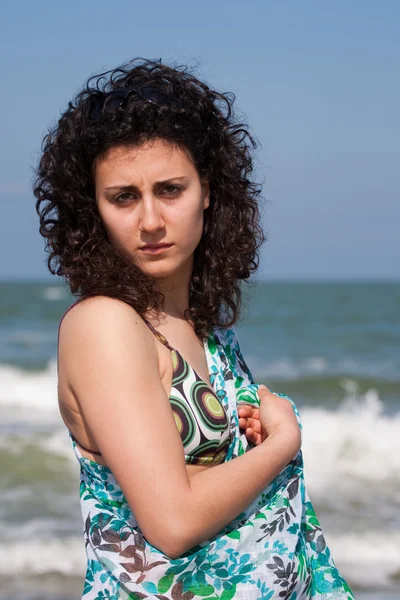 Junge Frau im Badeanzug auf hoher See — Stockfoto